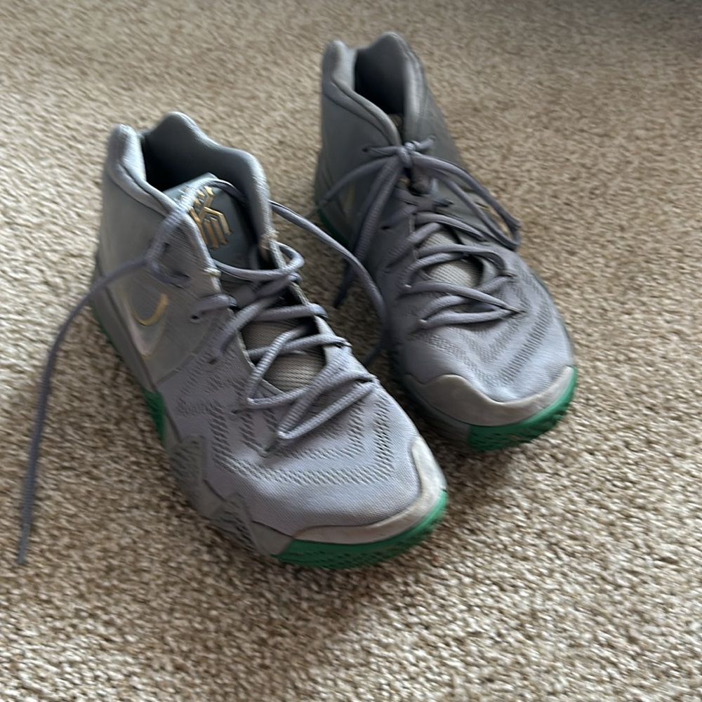 Men’s Nike Kyrie Irving Basketball Shoes Size 8 - Picture 3 of 5